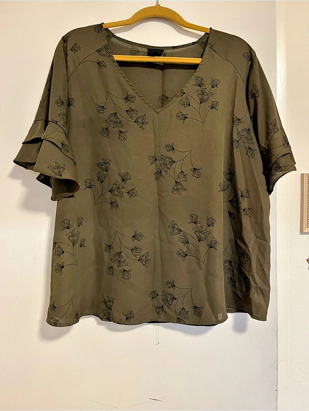Worthington Floral Ruffle Sleeve Blouse in Green XXL Very good